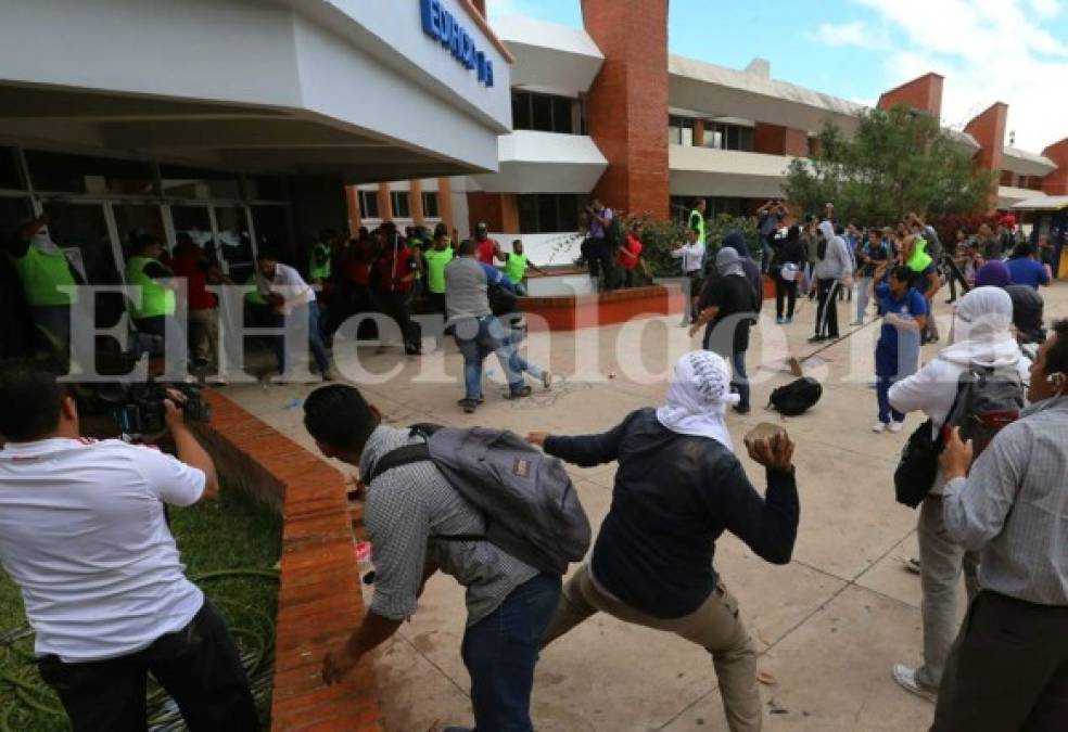 Las diez fotos más impactantes de la batalla entre universitarios y seguridad privada en la UNAH