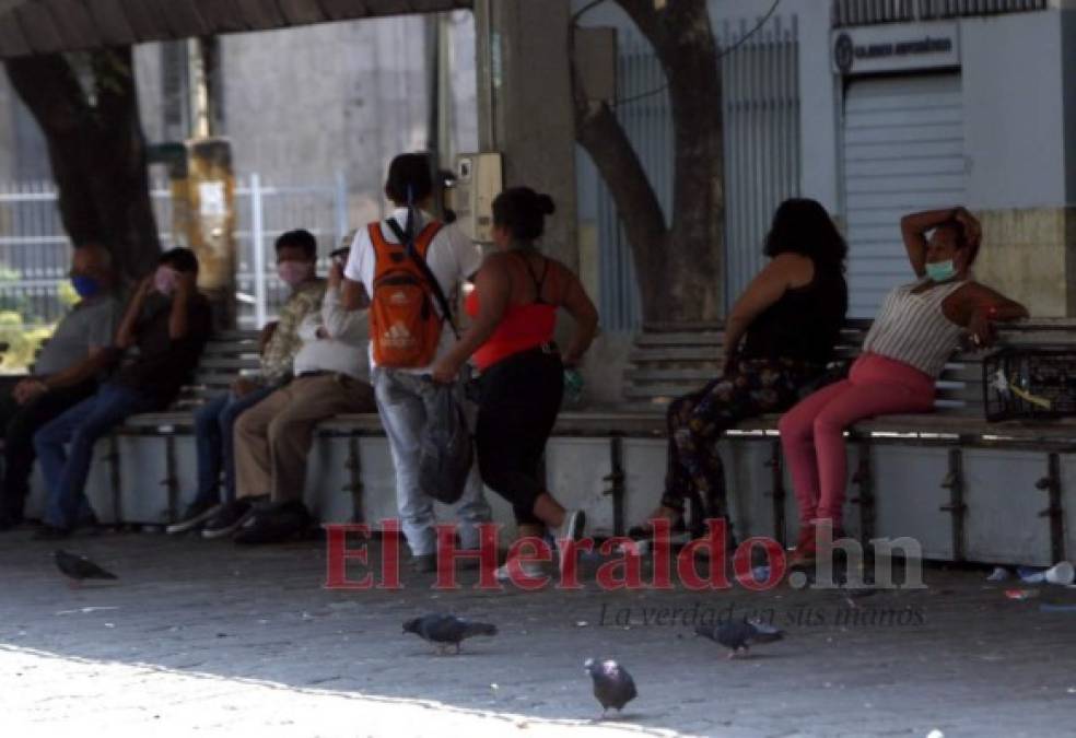 FOTOS: En la capital se resisten al encierro y salen en toque de queda