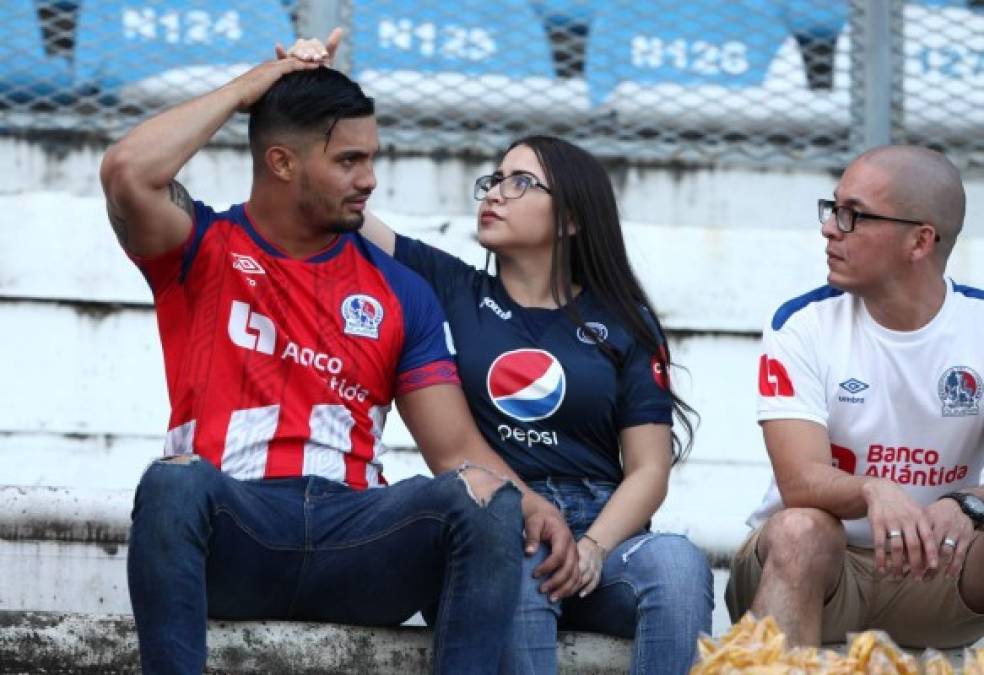 FOTOS: Bellas y enamoradas, así llegaron las aficionadas de Olimpia y Motagua al clásico