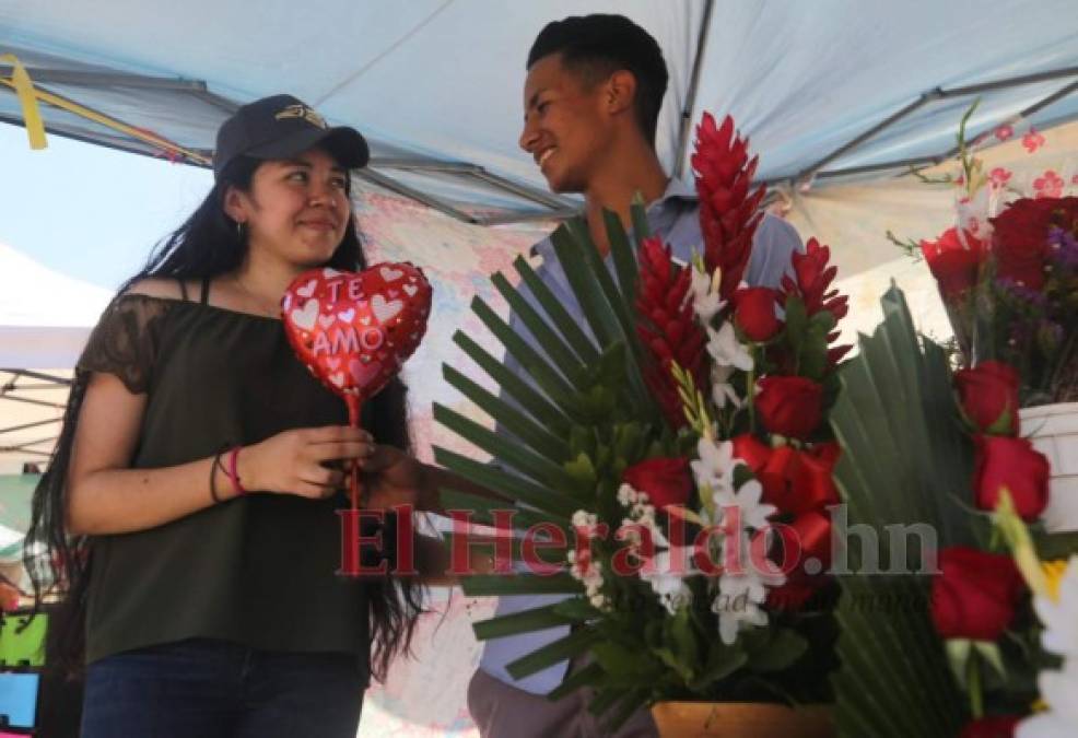 Peluches y besos: así se celebra San Valentín en Tegucigalpa (FOTOS)