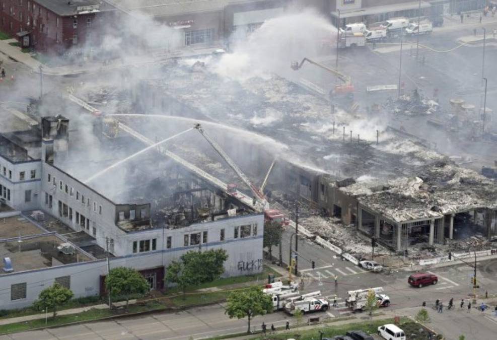 Fuertes manifestaciones en Minneapolis dejan un muerto y varios edificios en llamas (FOTOS)  