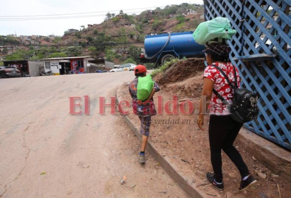 Venden leña, cuidan a sus hermanos o ayudan en casa: los niños que dejaron las escuelas por el covid