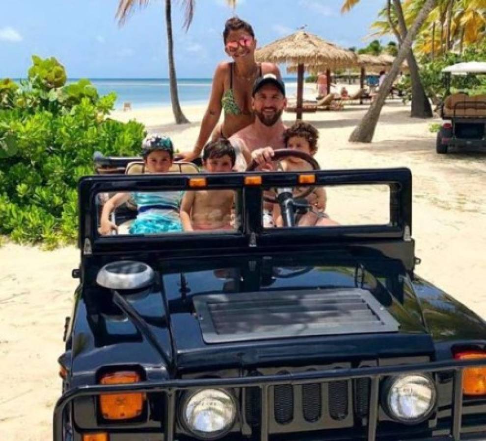 Leo Messi junto a su familia posando sobre un jeep.