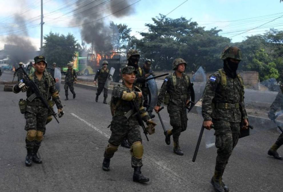 Las impactantes imágenes de la quema del camión del ejército por manifestantes en Honduras