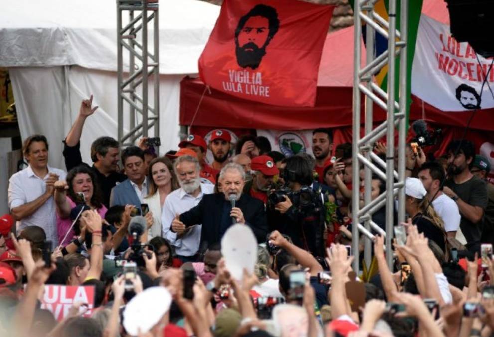 FOTOS: Ovacionado por sus partidarios salió Lula da Silva de la cárcel