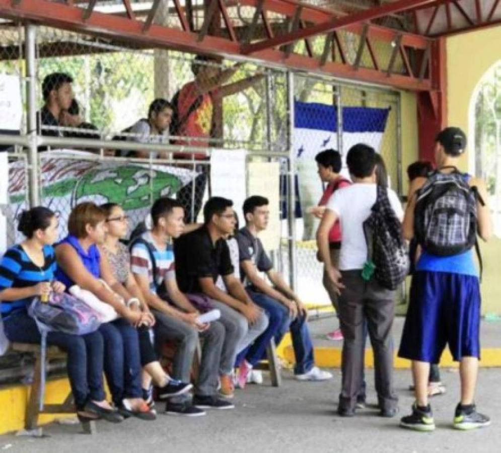 Estudiantes de UNAH-VS inician labores de desalojo