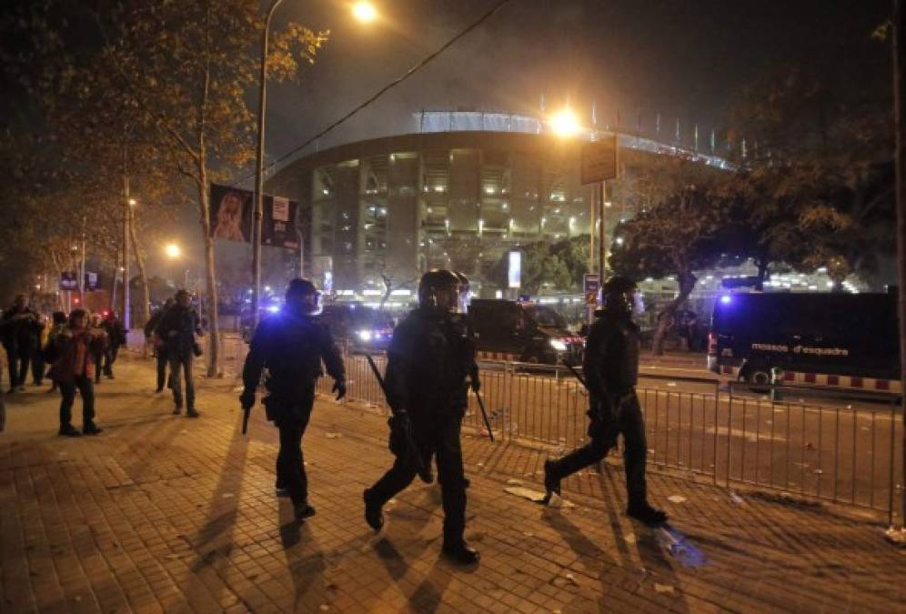 Las imágenes del caos y destrozos afuera del Camp Nou tras El Clásico