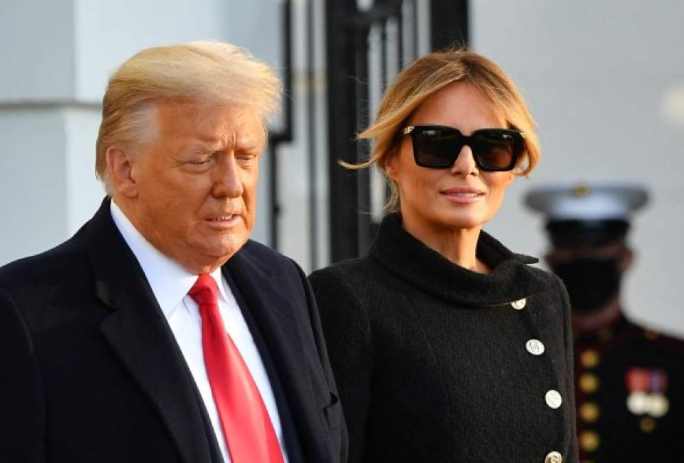 Elegante, sonriente y segura, así lució Melania Trump al abandonar la Casa Blanca (FOTOS)