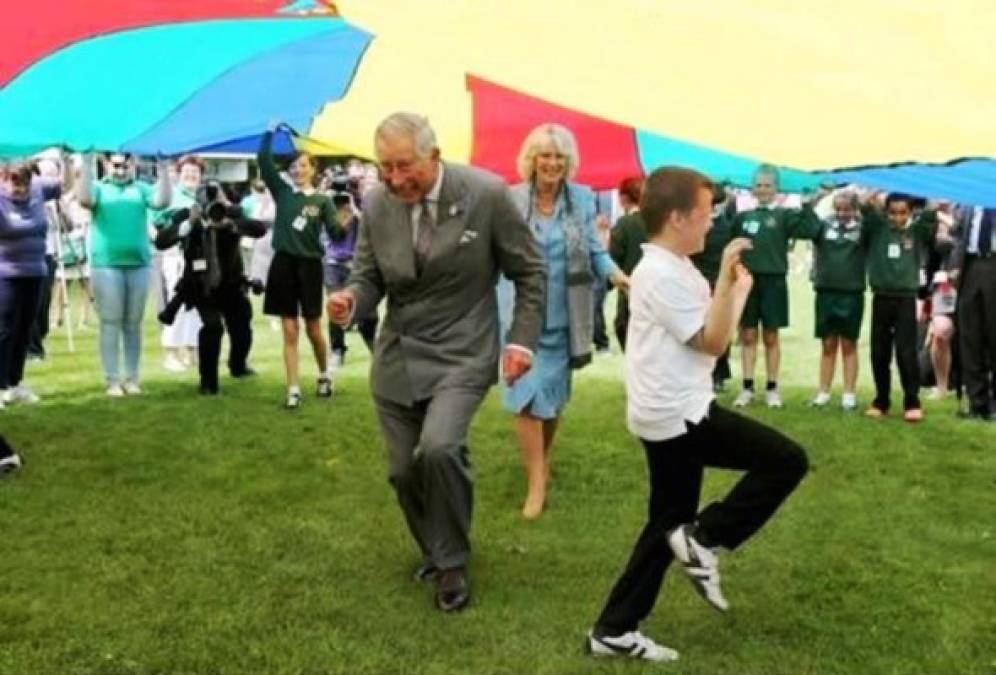 El príncipe Carlos fue fotografiado bailando y los internautas hacen de las suyas