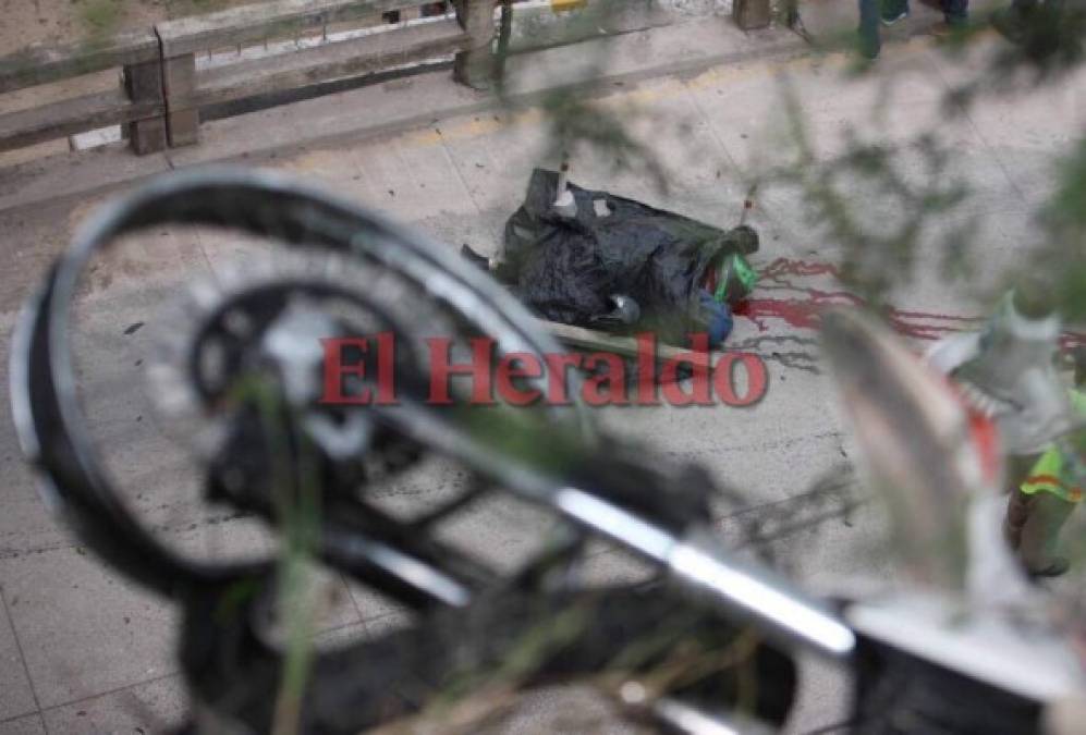 Dolorosas imágenes del fatal accidente de motocicleta de madre e hijo en el anillo periférico