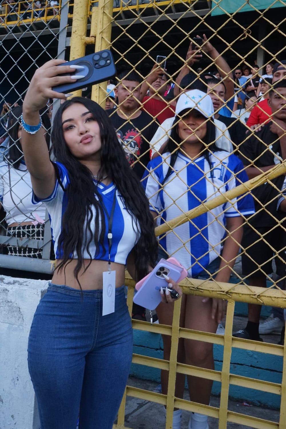 Las bellas chicas que robaron miradas en partido de tiktokers en el estadio Morazán