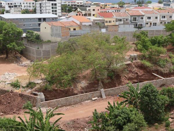 El proyecto registra un avance del 40% según autoridades municipales, mientras continúan los trabajos de muro perimetral y colector en la zona intervenida final del proyecto.