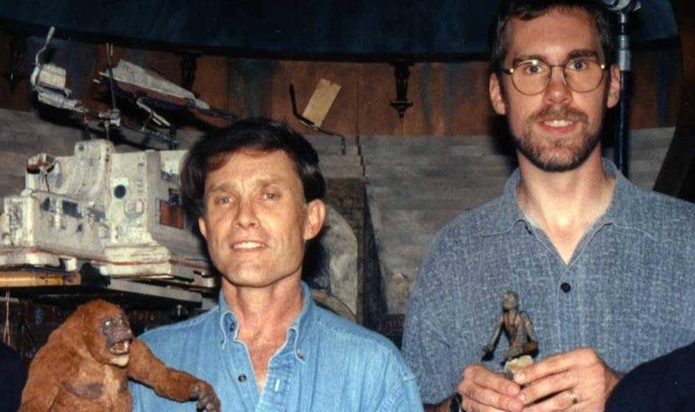 $!David Allen (izq.) y Chris Endicott trabajando en “The Primevals”. Allen comenzó a dirigirla en la década de 1990. (Full Moon Features)