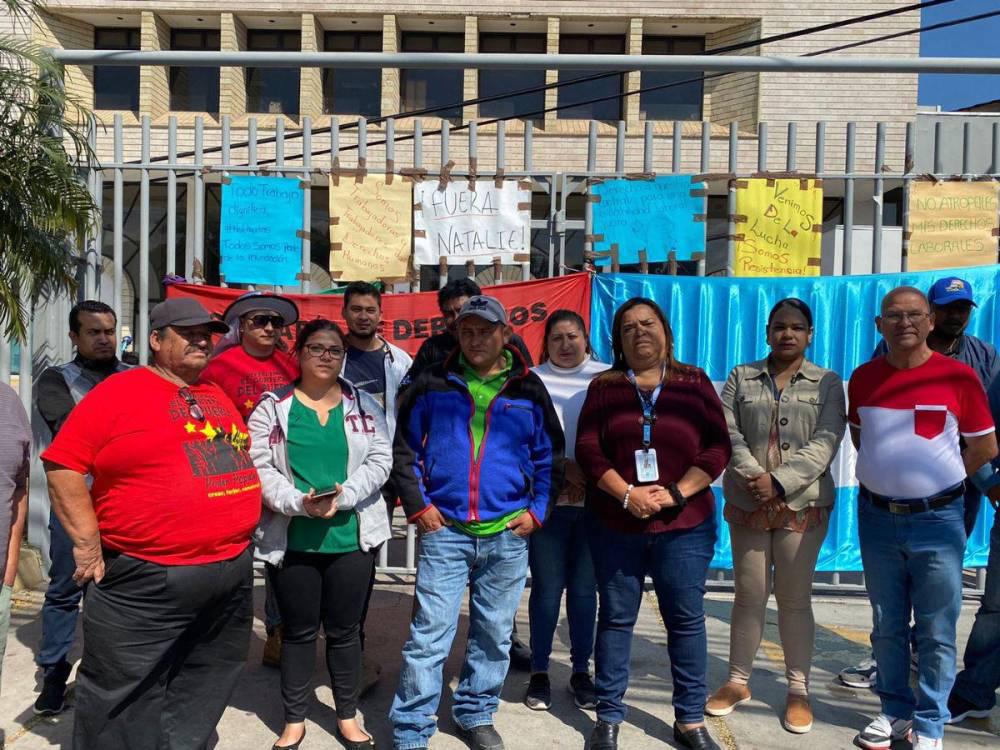 Empleados molestos de Sedh, PNRP e IP en protesta