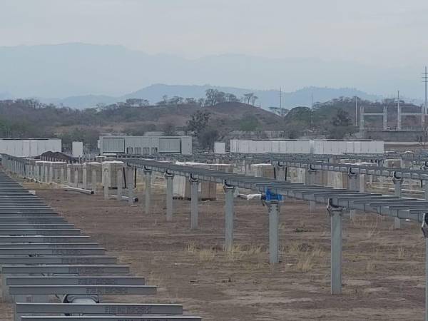 En las próximas semanas tres proyectos de energía solar con almacenamiento en baterías de litio comenzarán a vender energía en el Mercado Eléctrico de Oportunidad de Honduras.