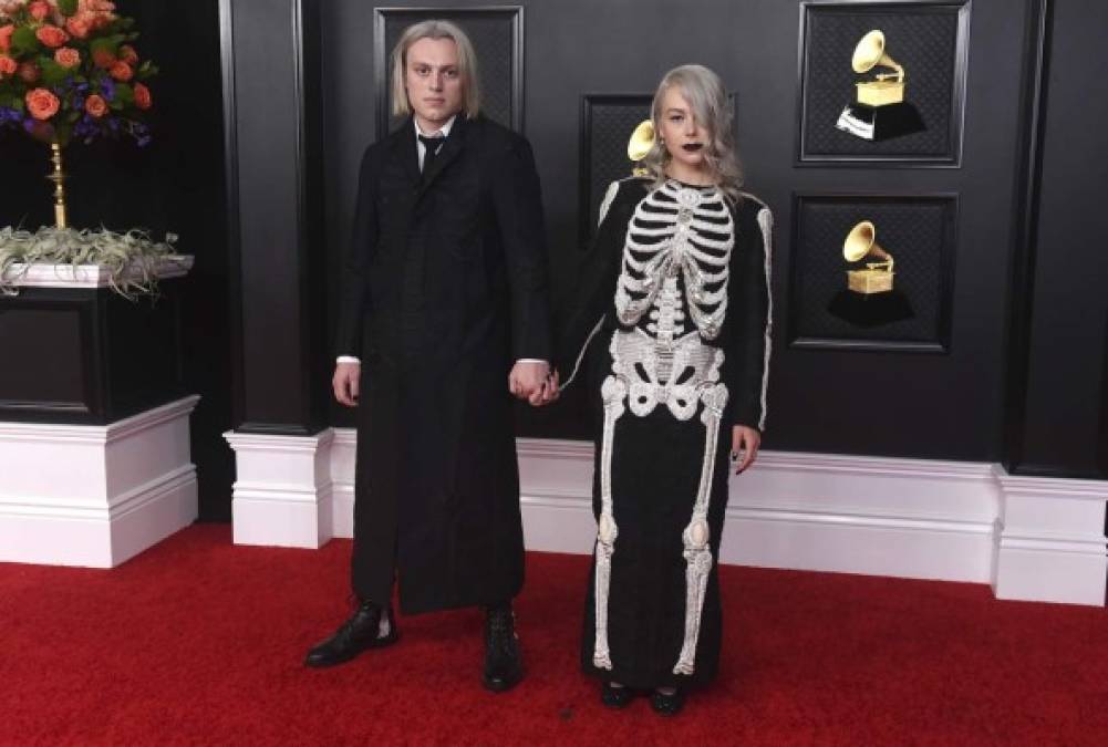 Flores, plumas y esqueletos: los peor vestidos de los Grammy 2021