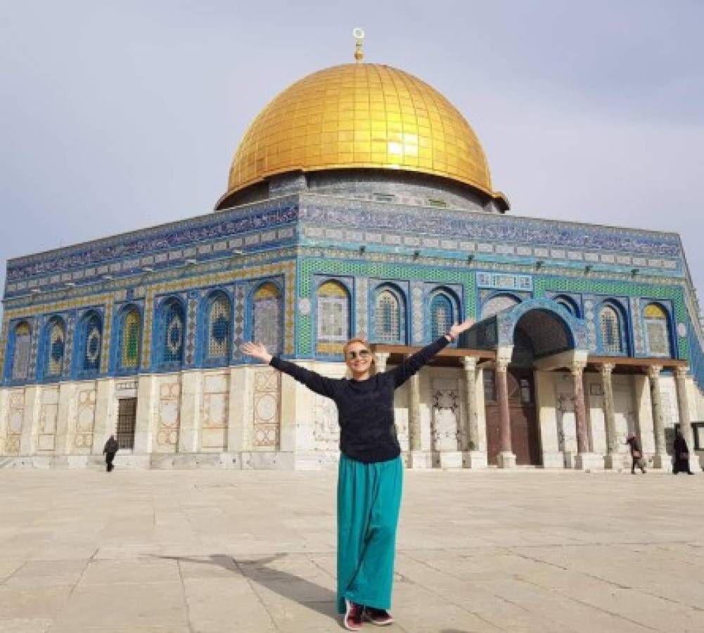 Renata posando en el Domo de la Roca en Jerusalén, capital de Israel.