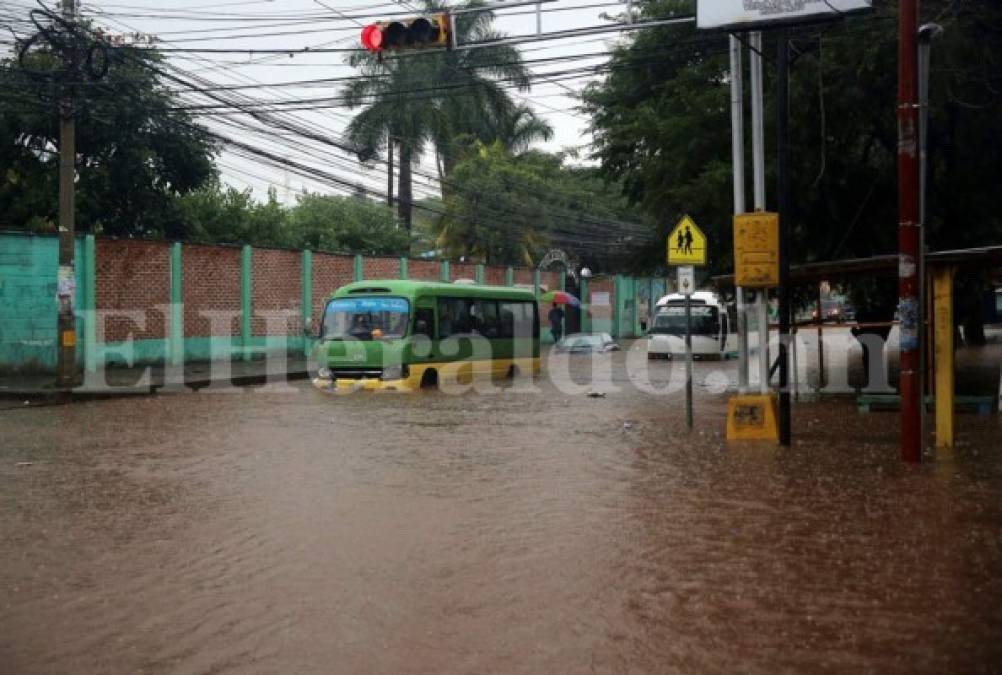 Dramático rescate de pasajeros de bus en la Kennedy tras inundación por lluvias