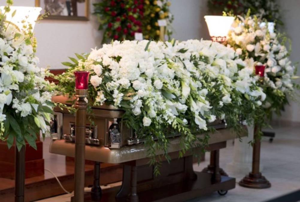 FOTOS: Las primeras imágenes del funeral de Walter Mercado