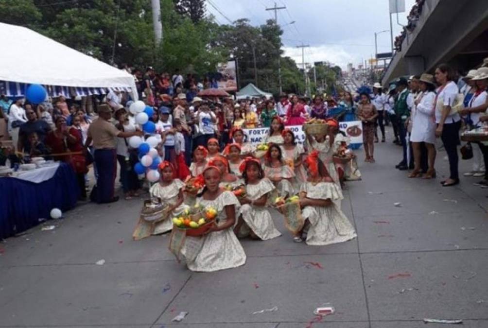 Hondureños comparten imágenes de sus hijos en esta fiesta cívica