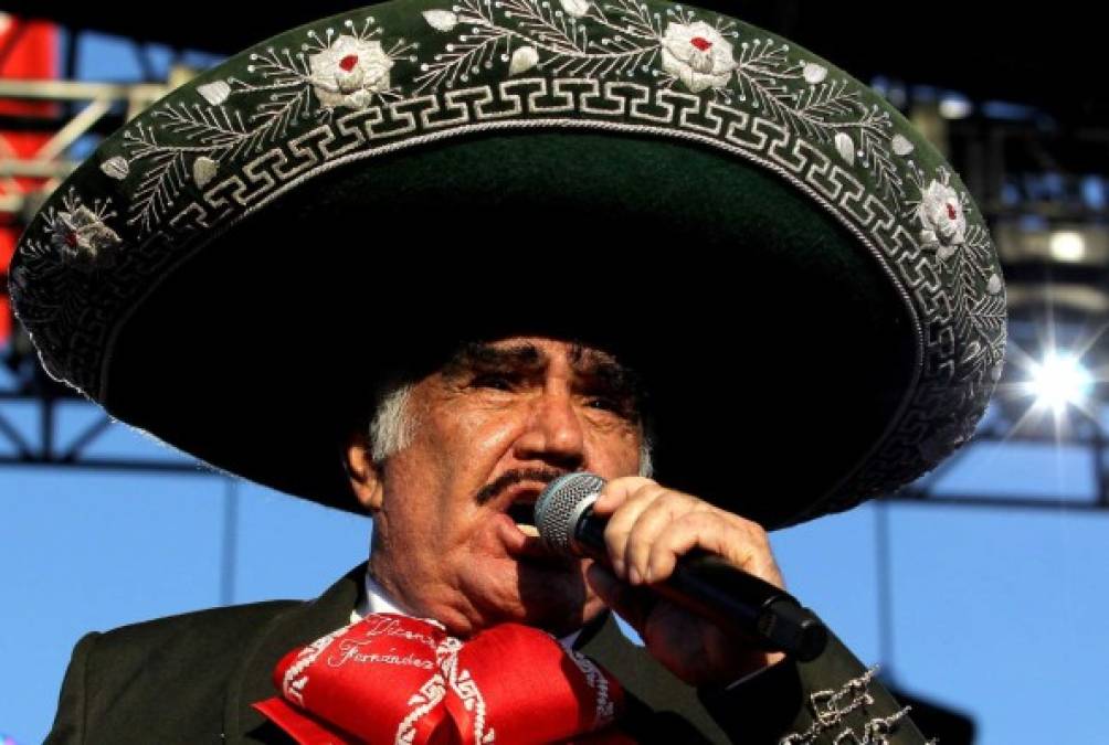 Su primer sueldo, sus empleos antes de la fama y sus trajes: lo que no sabías de Vicente Fernández