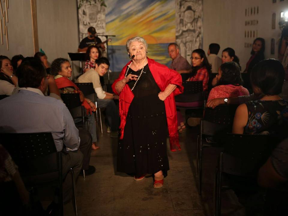 Originaria de la ciudad de La Ceiba, Atlántida, Lucy Ondina nació el 6 de agosto de 1925. Dedicó su vida a las artes escénicas.