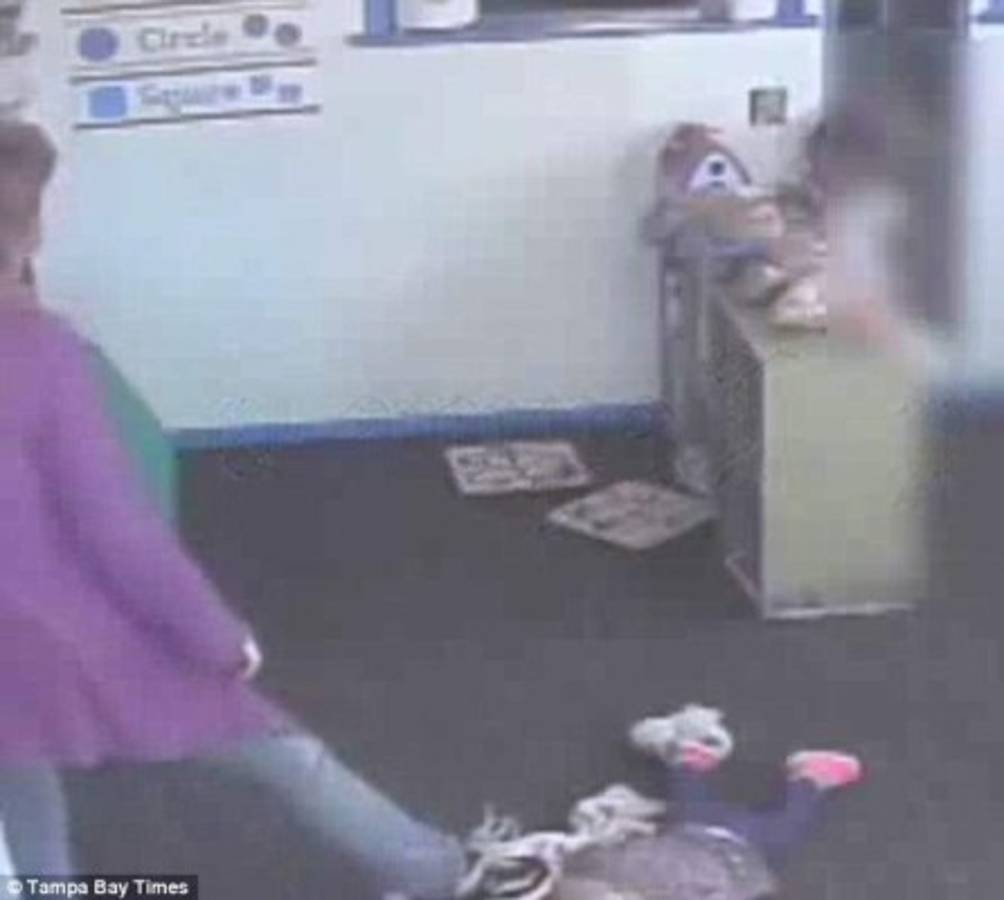 Mujer patea a bebé en la cabeza mientras dormía