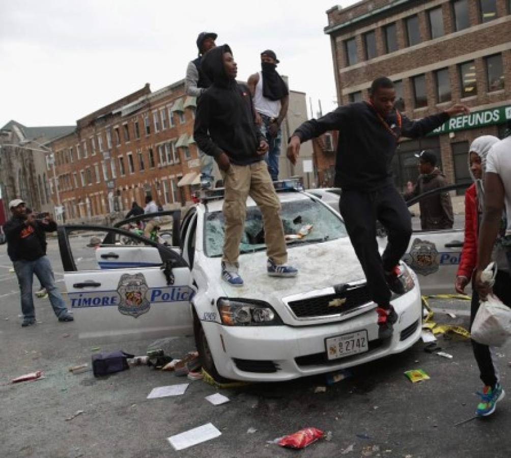 Baltimore vivió una noche de caos