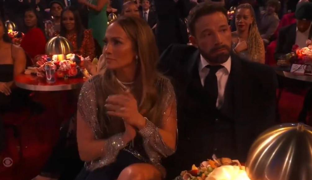 ¿Ben Affleck estuvo aburrido en los Grammy? Su cara causó revuelo en las redes