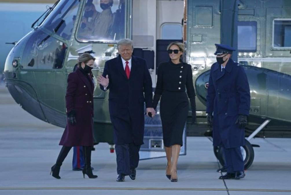 Elegante, sonriente y segura, así lució Melania Trump al abandonar la Casa Blanca (FOTOS)