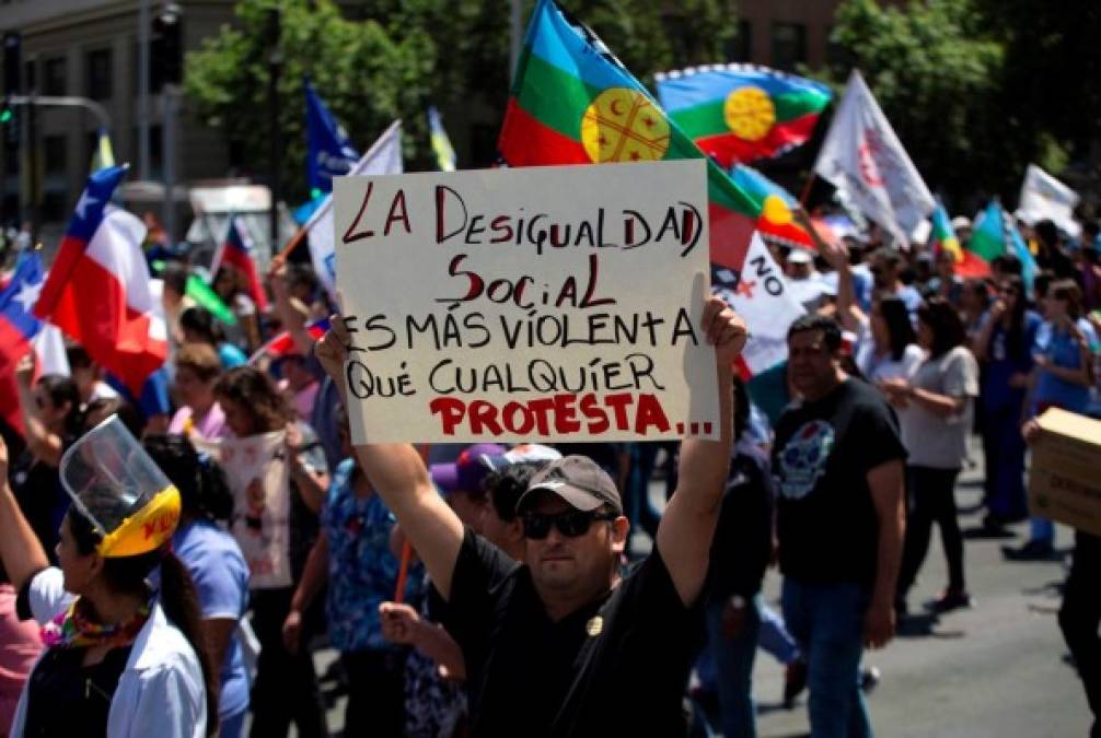 FOTOS: Chile cumple 40 días de convulsión sin lograr sacar a su gobernante