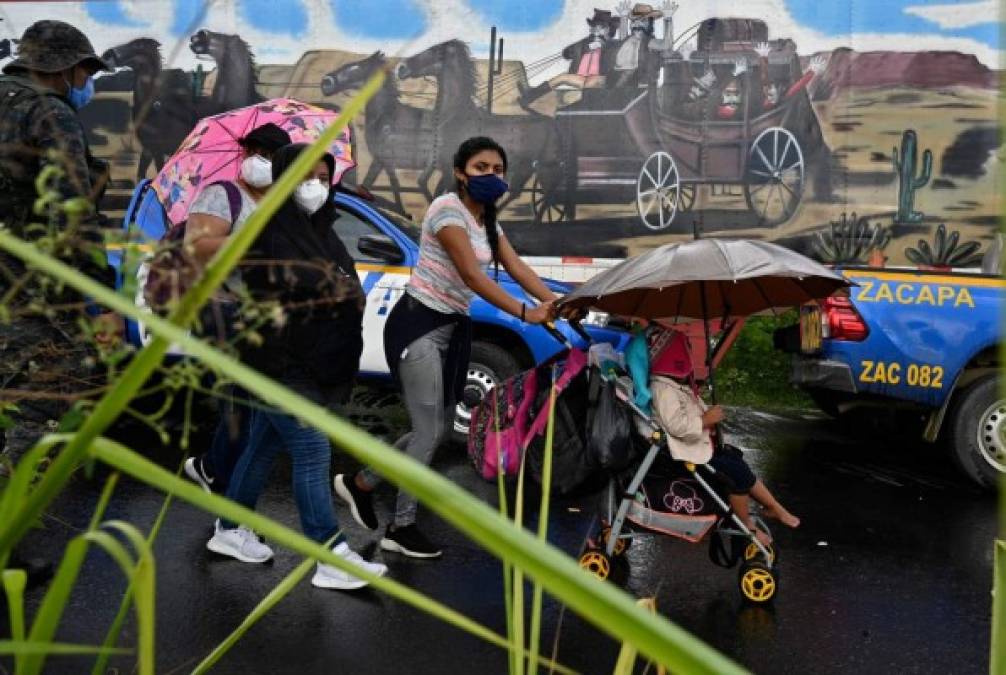 Bajo la lluvia, con niños y expuestos al covid-19, caravana migrante avanza hacia Guatemala
