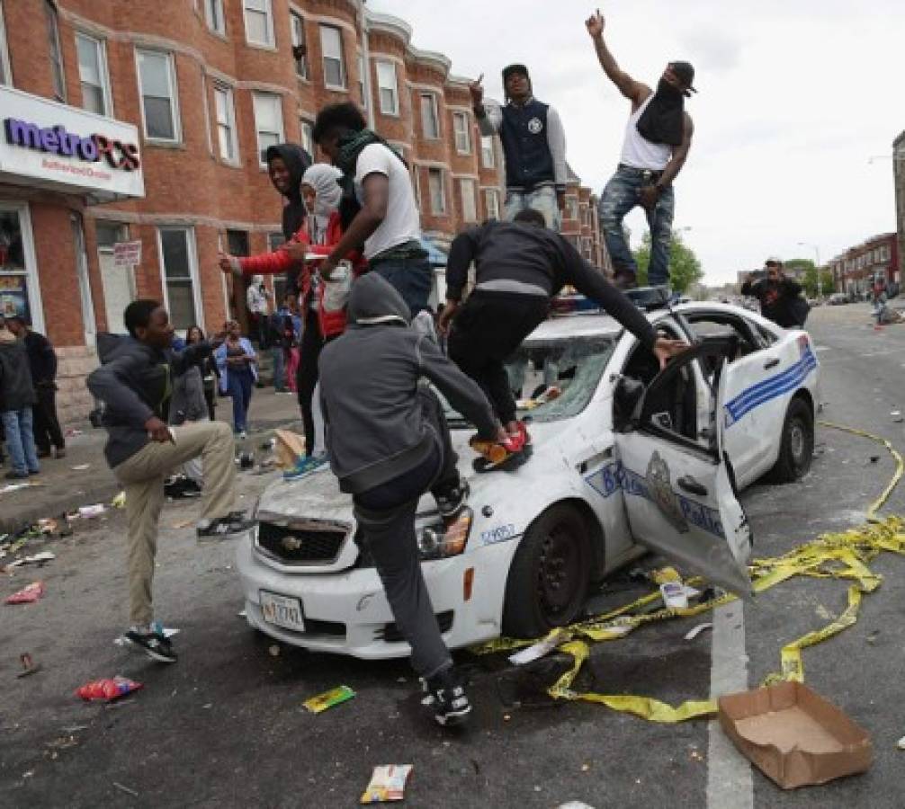 Baltimore vivió una noche de caos
