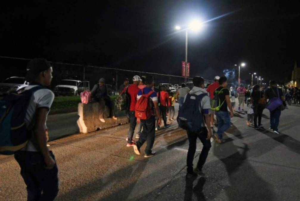 Cargando a sus hijos, una mochila y botellas con agua, así salen los migrantes en caravana desde Honduras a EEUU