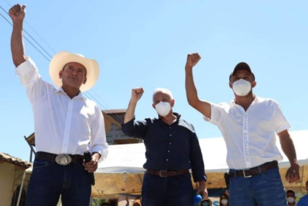 Sin distanciamiento, con caravanas y aglomeraciones, políticos se concentran sin temor al covid  