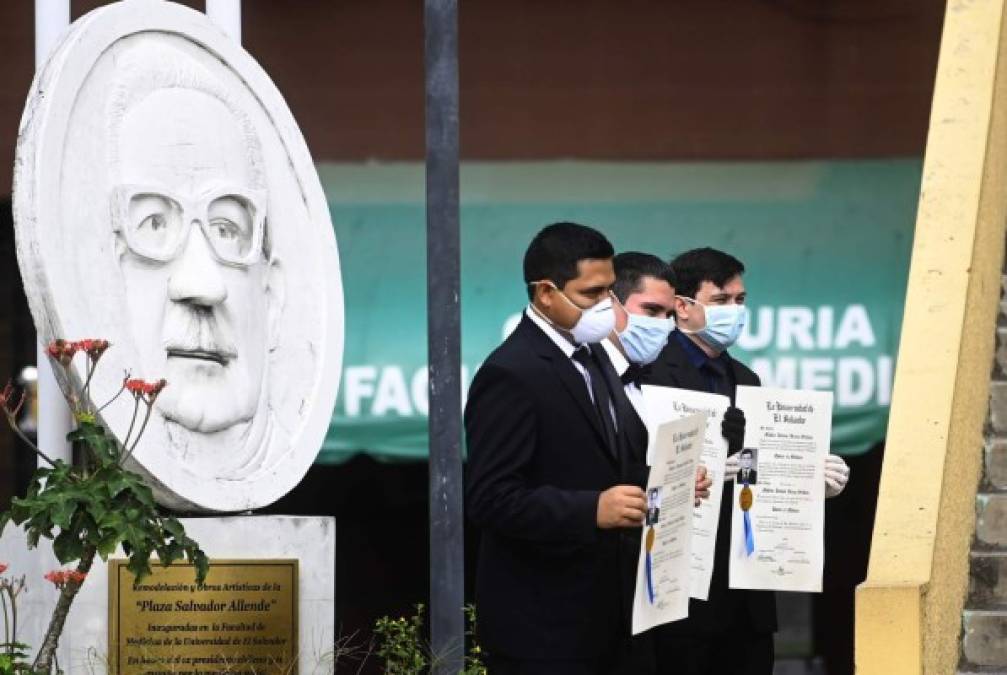 FOTOS: Médicos que lucharán contra el Covid-19 reciben título en El Salvador