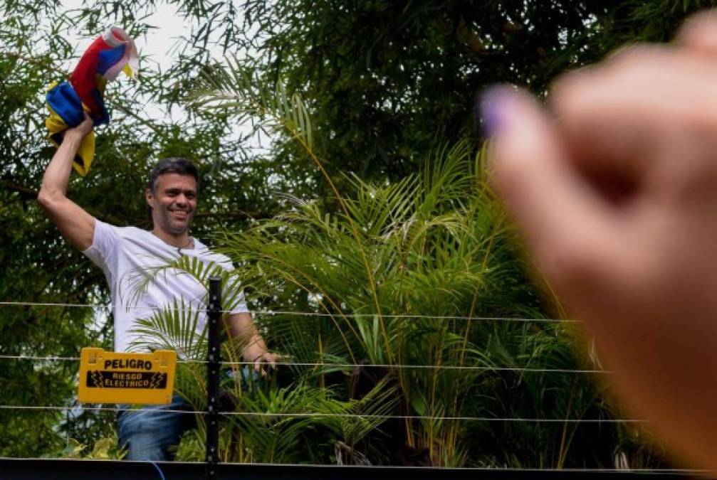 FOTOS: El rostro de Leopoldo López tras salir de la cárcel