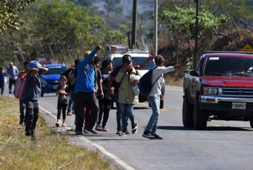 Las tristes imágenes que dejó la segunda gran caravana de hondureños al llegar a la frontera con Guatemala