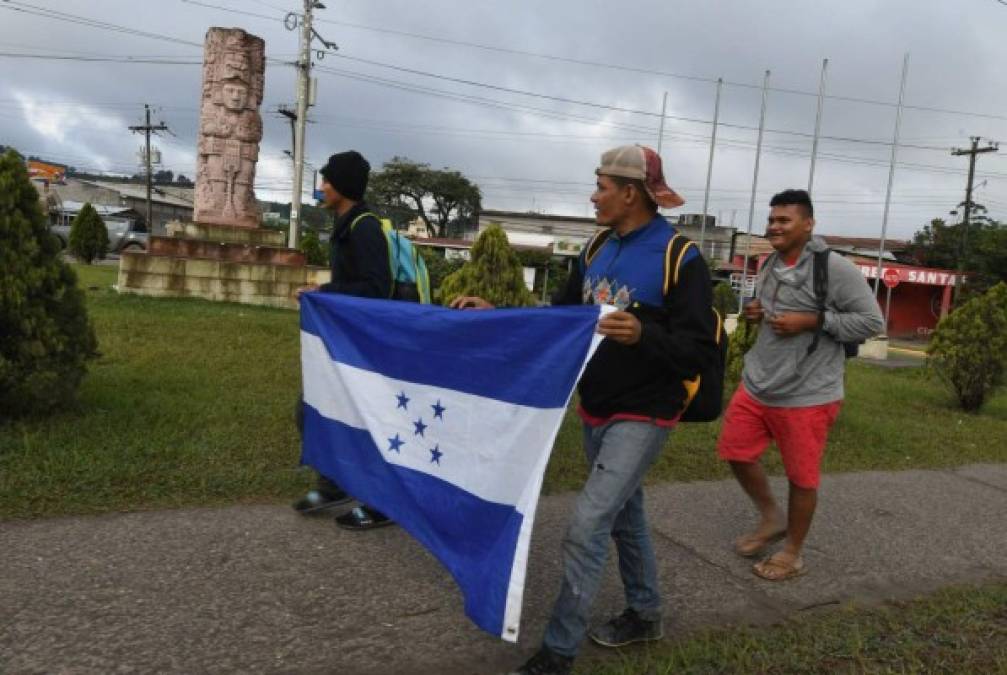 Cargando a sus hijos, una mochila y botellas con agua, así salen los migrantes en caravana desde Honduras a EEUU