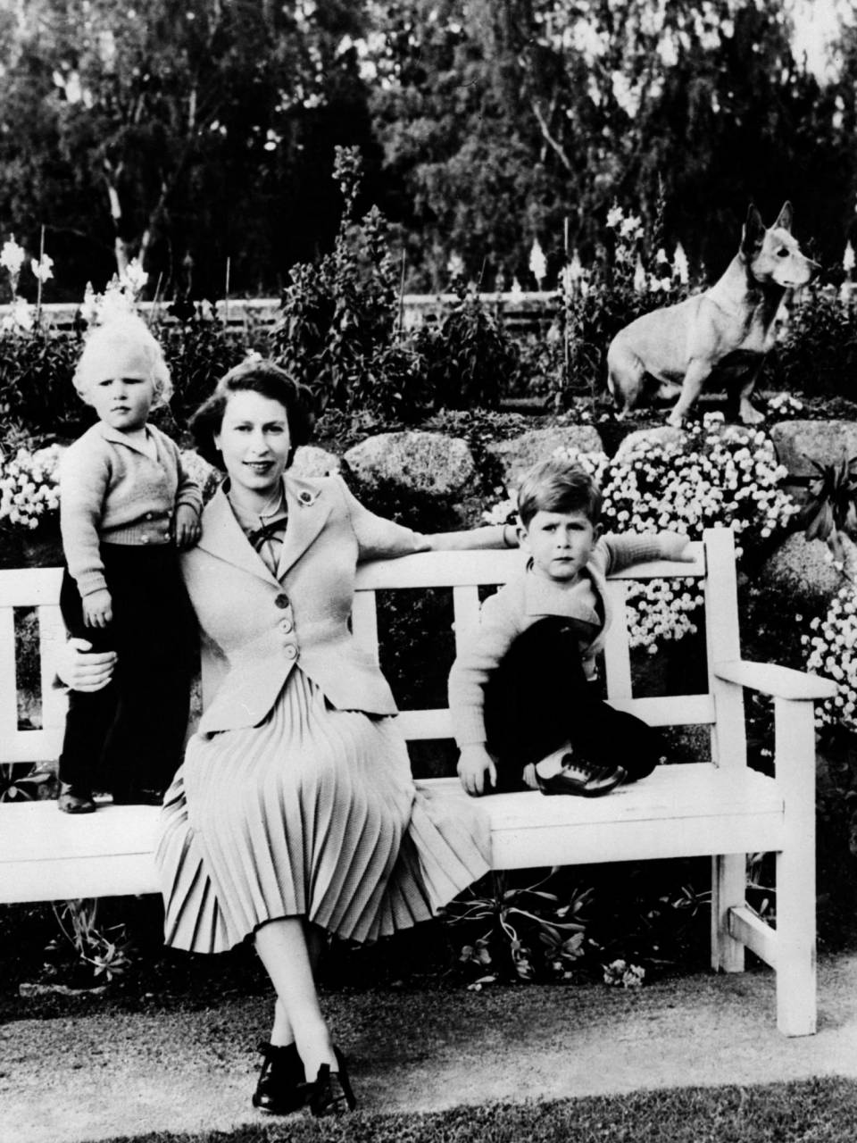 Esta foto tomada en 1954 muestra a la reina Isabel II posando junto a sus hijos Carlos y Ana en uno de los jardines de Balmoral.