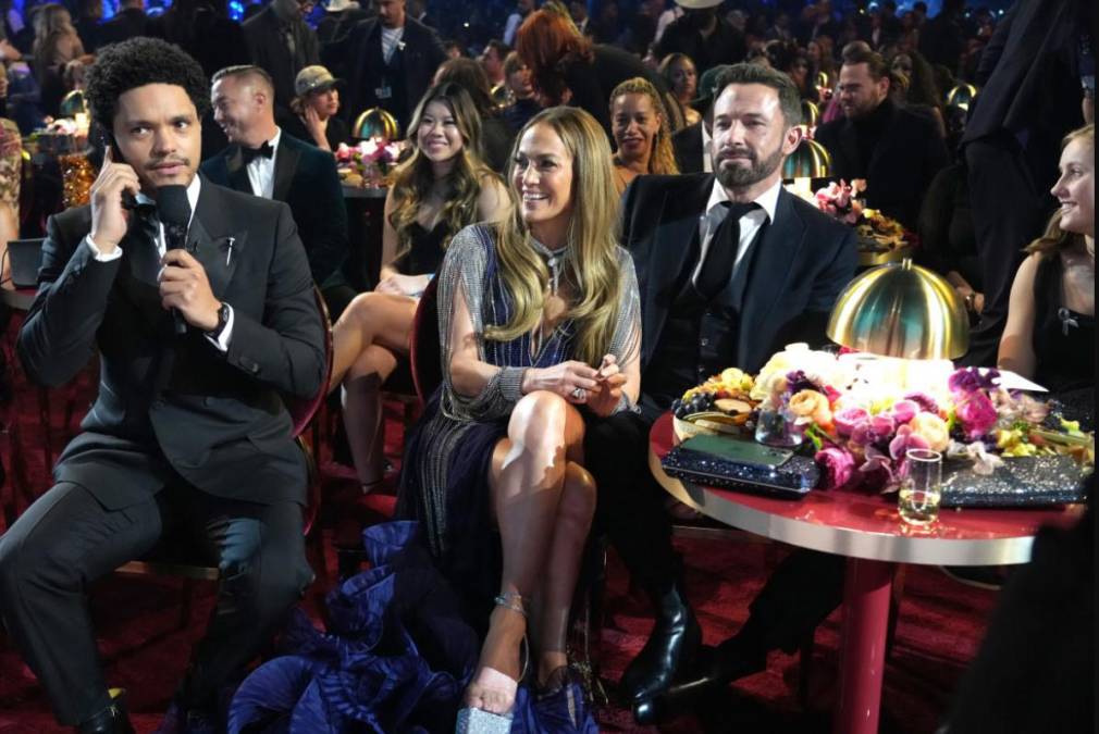 ¿Ben Affleck estuvo aburrido en los Grammy? Su cara causó revuelo en las redes