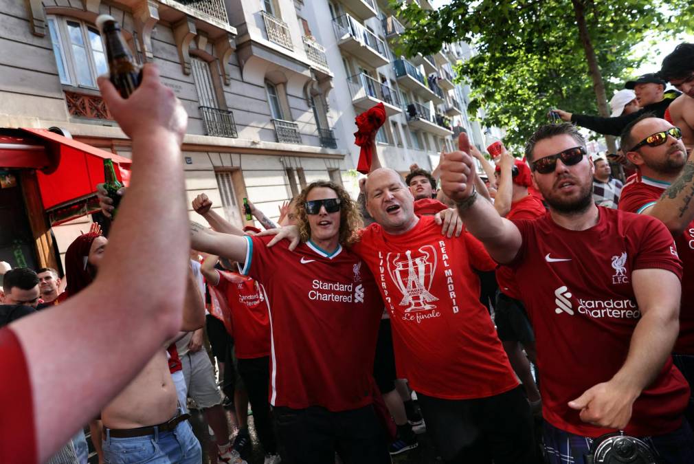 Así se vive el ambiente en Francia con la llegada de la afición de Liverpool previo a final de Champions
