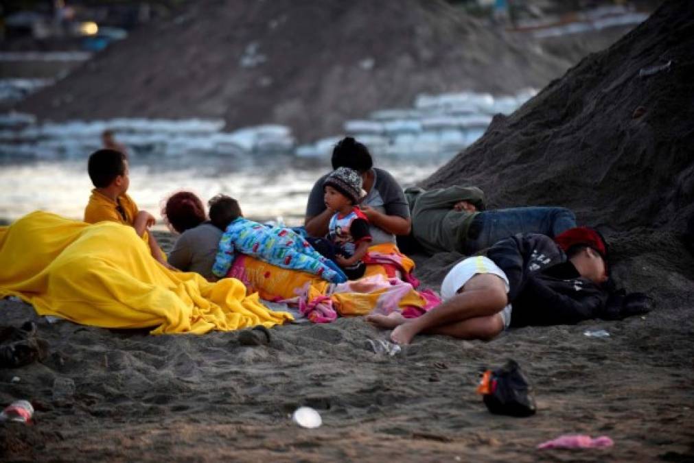 Hondureños en caravana sufren la fría y tenebrosa ruta migratoria, sin comida y sin techo