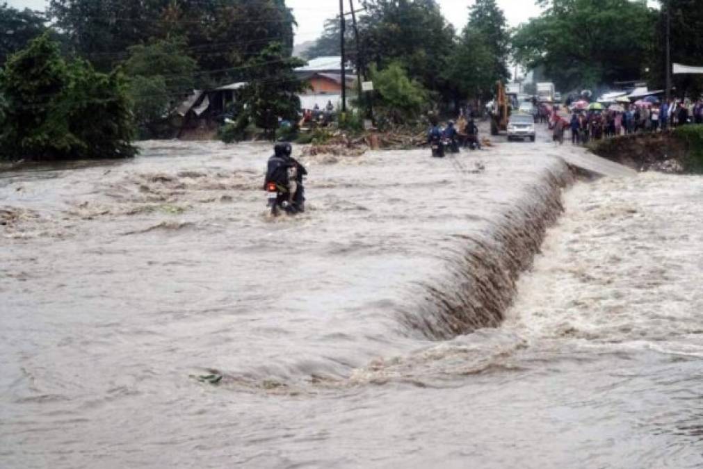 Imprudencia: Hondureños que retaron a la naturaleza cruzando ríos en temporada de lluvias