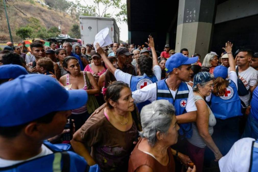 FOTOS: Venezolanos recibieron con largas filas la ayuda humanitaria llevada por la Cruz Roja