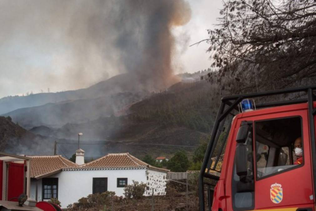 Evacuaciones y un cementerio por desaparecer: Sigue la odisea por erupción en España