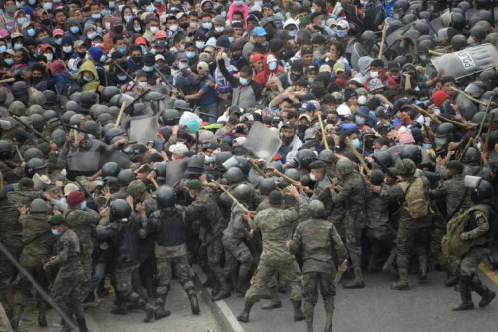 Empujones, golpes y gas lacrimógeno: Así fue la represión a la caravana migrante en Guatemala