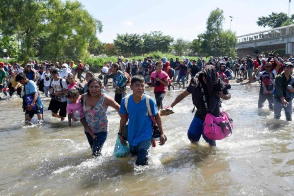 FOTOS: Caravana migrante se arriesga y cruza el río Suchiate