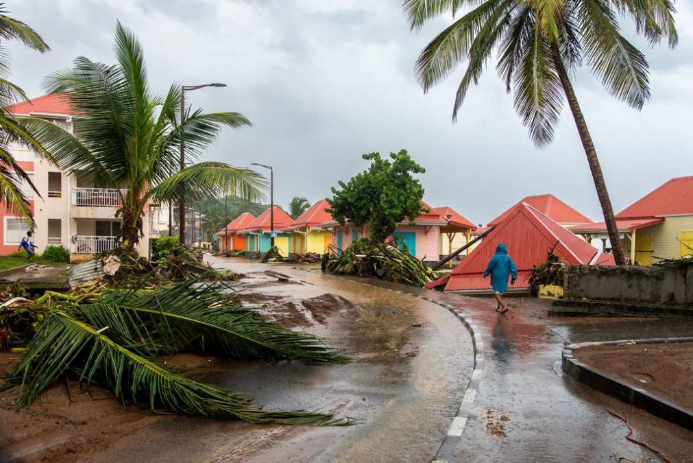 Inundaciones y destrucción deja huracán Fiona a su paso por el Caribe