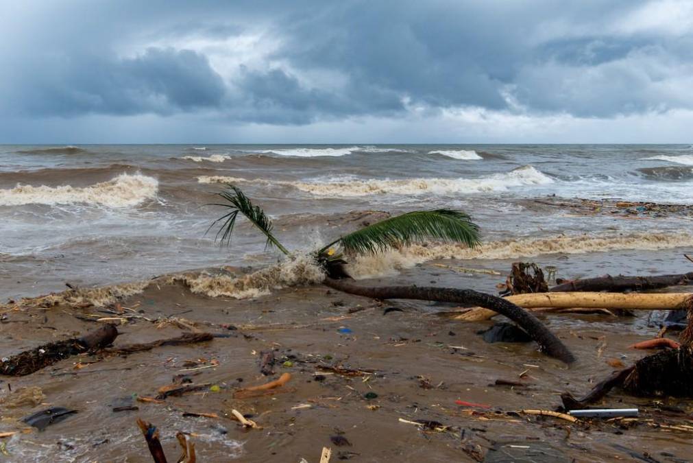 Inundaciones y destrucción deja huracán Fiona a su paso por el Caribe